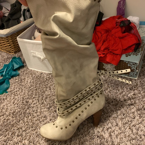 Knee high cream boots - Picture 3 of 6